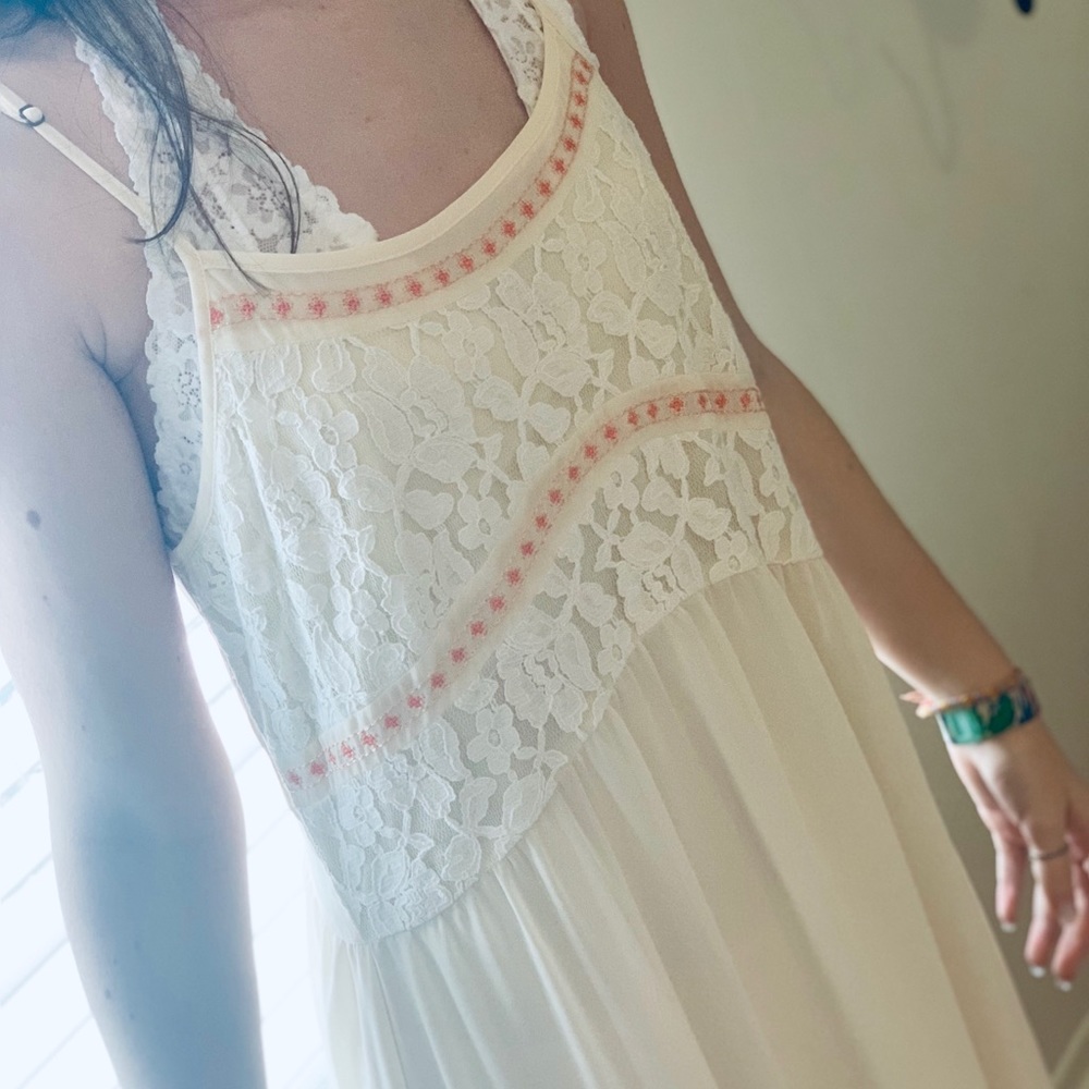 BEAUTIFUL White Lace Embroidered Dress